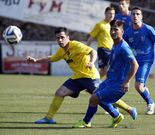 Hugo, ante un bal�n disputado, en el encuentro de ayer. 