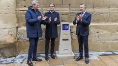 El presidente de la Xunta, Alfonso Rueda, junto al presidente de La Rioja, Gonzalo Capell�n, y el alcalde de Logro�o, Conrado Escobar, en la inauguraci�n en Logro�o  del nuevo hito kilom�trico del Camino de Santiago