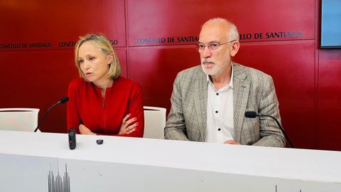 Marta Abal y Sindo Guinarte, el portavoz municipal del PSOE, en una imagen de archivo en la sala de prensa del Ayuntamiento de Santiago.