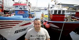 Cao es mariscador, pescador de bajura y, adem�s, armador de un barco; en la imagen, en el muelle pesquero coru��s.