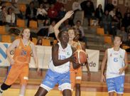 Amy Syll anot� trece puntos y captur� quince rebotes en el encuentro de ayer. 