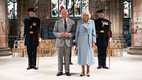 Los reyes Carlos III y Camila, en la catedral de Edimburgo