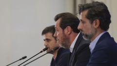 El ministro de Transportes, �scar Puente, durante la rueda de prensa con el director de Tr�fico de Adif, �ngel Garc�a de la Bandera (derecha) y el director de Operaciones de Renfe, Jos� Alfonso G�lvez (izquierda), en la rueda de prensa de este mi�rcoles 