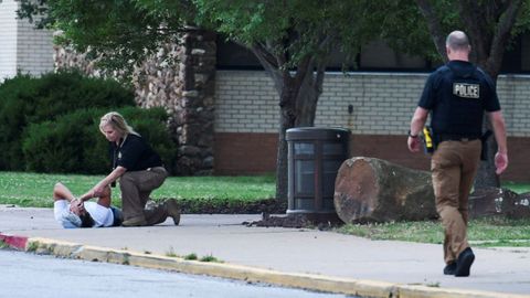 Familiares de las v�ctimas del tiroteo ocurrido en un hospital de Tulsa (Estados Unidos)