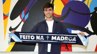 El canterano del Celta Javi Rodr�guez, este lunes en el Concello de Vigo con una bufanda de �Feito na Madroa�.