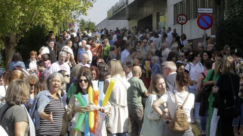 Aglomeracin de gente en la entrada del hospital de Monforte, municipio que gan ms de 300 habitantes nuevos en el ltimo ao