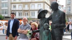 O alcalde esrtradense, o presidente da Fundaci&oacute;n Castelao e Noni Ara&uacute;jo, amiga persoal de Virxinia Pereira, coa escultura de Virxinia, Castelao e o seu fillo  Pachucho 