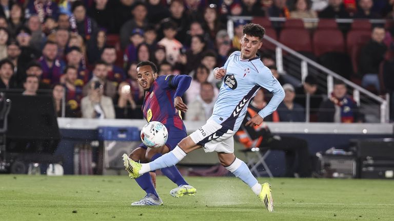 El jugador del Celta Hugo &Aacute;lvarez, con Jules Kounde, durante el partido del mi&eacute;rcoles.