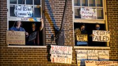 Activistas partidarios de Maduro gritan consignas desde el interior de la embajada de Venezuela en Washington