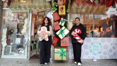 Estos establecimientos arropan a sus clientes con sus espectaculares decoraciones navideas.