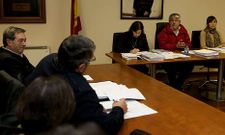 El alcalde, F�lix Porto, debate con el portavoz del PP, Antonio Devesa, durante el pleno.