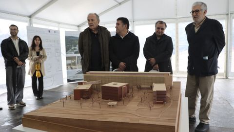 Los arquitectos Alfredo Freixedo, Pedro Diguez, Jorge Salgado y Celso Lpez explicaron a polticos y responsables universitarios las claves del proyecto de la Cidade da Sade