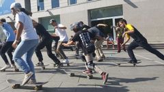 Los participantes cruzan la l�nea de salida al comienzo de la carrera �mongo�