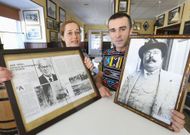 <span lang= es-es >Con los pioneros</span>. Yolanda L�pez y Pl�cido Vidal posan con dos im�genes de los antepasados de este �ltimo: a la izquierda Jos� Vidal, uno de los pioneros de la fotograf�a profesional en la Costa da Morte, y a la derecha, su padre, Pl�cido, que fue quien lo inici� en la pasi�n por inmortalizar im�genes. 