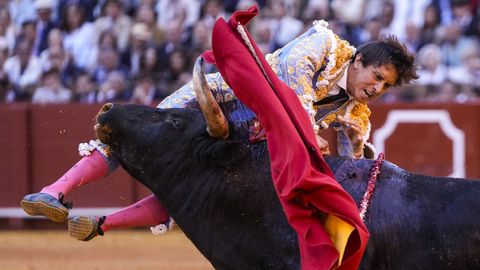 La ag&oacute;nica cogida de Roca Rey en la Maestranza de Sevilla