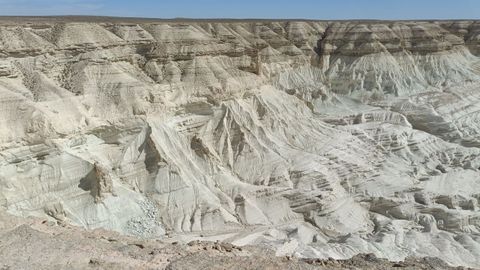 Los montaas blancas con imponentes acantilados en el Tracto de Bozzhyra