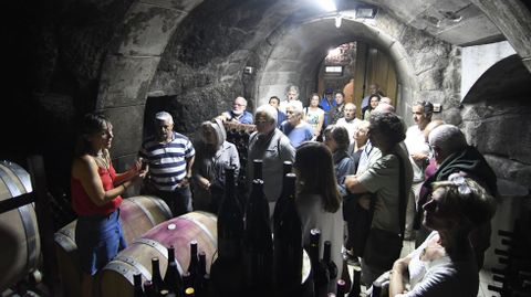 Cristina Vzquez (a la izquierda), con los suscriptores de La Voz en la cava de crianza