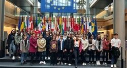 Alumnos del Guillelme Brown, junto con sus compa�eros de proyecto, en el Parlamento Europeo