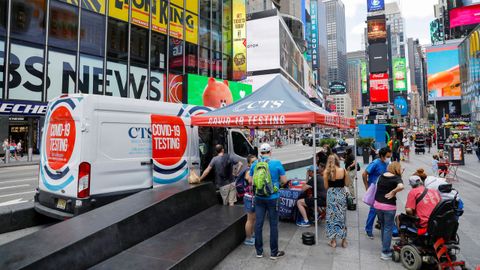 Un puesto de test de covid en Times Square, en Nueva York