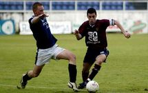 Carlos Pad�n luciendo la camiseta granate en una de sus etapas en Pontevedra. 