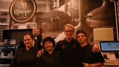 M�nica y Ernesto entre dos de sus trabajadores: Erea Monzo y Santiago G�mez.
