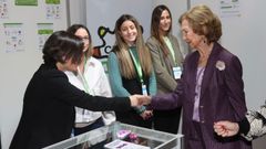 La Reina Sof�a visita la zona de stands y exposiciones del Congreso CEAFA
