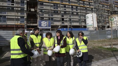Última visita a las viviendas de O Castiñeiriño, con presencia de la conselleira María Martínez Allegue; la alcaldesa de Santiago, Goretti Sanmartín; el director del IGVS, Heriberto García; y el concejal de Urbanismo, Iago Lestegás
