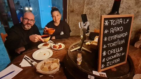 Juan Vidal y Lorena Cancela, responsables de la Gu�a Furanch�n, en una furancho en Salceda  