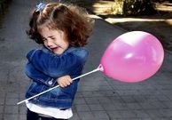 Encontrarse con una c�mara a la puerta del cole fue demasiado para Anxela.