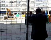 Un jubilado observa una obra en Santiago.