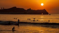 Surfistas en la playa de Salinas, en Castrill�n