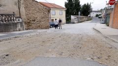 Este es el estado de la calzada tras quedar inacabadas las obras en la ra San Xiao, en Almeiras.