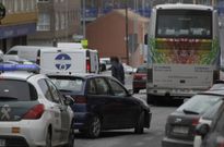 Dos peatones cruzan por el medio de los coches en la avenida Platas Varela el pasado lunes. 