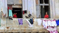 Dos mujeres asomadas a los balcones de su casa, en La Habana