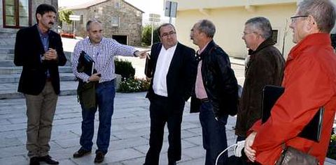 Luís García presenta a los representantes de Dumbría y de Saint Fulgent.