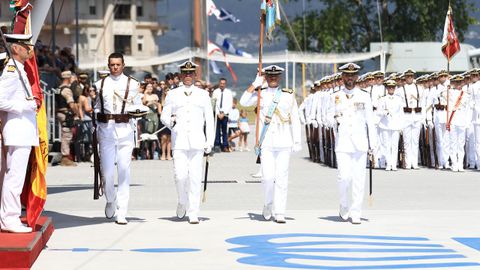 Los nuevos oficiales de la Armada hacen filas durante el acto de entrega de los Reales Despachos en Marn