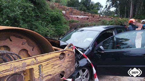 Una mujer resulta herida tras chocar con su coche contra una m�quina de obras en Salinas, Castrill�n