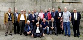 Los antiguos alumnos se fotografiaron en el entorno del antiguo instituto Xelm�rez, en Mazarelos. 