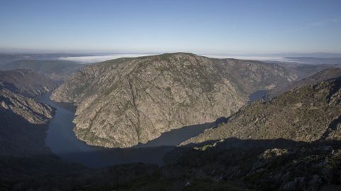 VISTA DESDE EL MIRADOR DE CABEZOA, EN PARADA DE SIL, DE LA NIEBLA QUE CUBRE MONFORTE, TRAS EL MEANDRO QUE HACE EL RIO SIL EN LA ZONA DEL CA��N CONOCIDA COMO A CIVIDADE