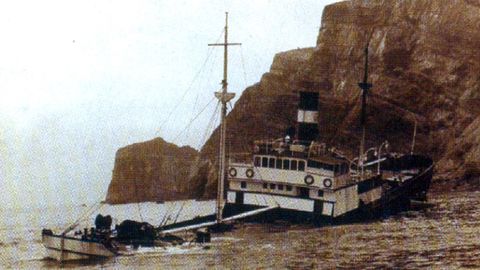 El barco �Carlos Bertrand�, hundido en las peligrosas aguas del Cabo Pe�as en 1950. No hubo muertos