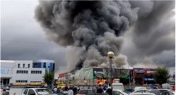 Espectacular incendio en un concesionario de motos en Llanera