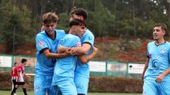 Los jugadores del Boiro juvenil festejan uno de los tantos que le encajaron al Arteixo