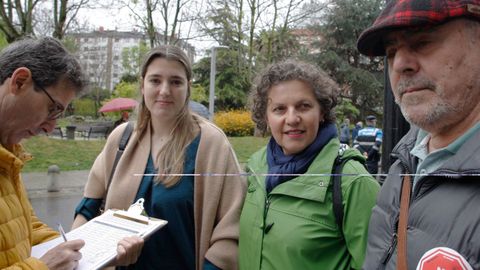 La candidata a la Alcaldía Olaya Suárez (2d) y la portavoz de Podemos Xixón y número 2 en la candidatura municipal, Alejandra Tejón (2i), participan en la campaña de regogida de firmas contra la planta de pirolisis.