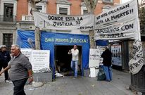 El de Antonio Me�o -en la imagen, el campamento situado cerca del Ministerio de Justicia en el que vivieron sus padres durante dos a�os- fue uno de los casos por negligencia m�dica m�s medi�ticos.