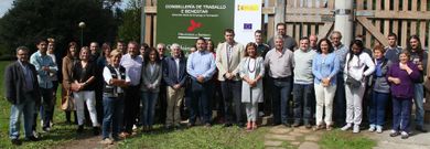 Foto de familia, con la conselleira Mato y el alcalde de Ordes, en la que ser� la sede del taller de empleo, la estaci�n de Pontraga. 