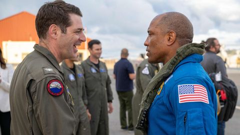 Victor Glover y el comandante naval Loren Jacobi tras haber pasado con �xitos todos los controles m�dicos protocolarios.