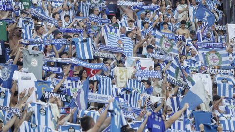 Los deportivistas presentes en Valladolid celebran el ascenso con sus banderas y camisetas