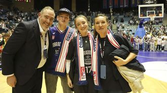 H�ctor Gal�n, director general del Obradoiro, celebra el ascenso del Obradoiro en Sar acompa�ado por su familia.