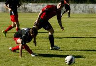 Los futbolistas del B�veda y del Lemos ofrecieron un partido intenso a los aficionados. 