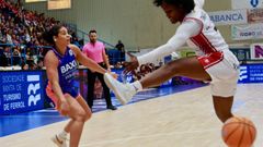 Moira Joiner y Fingall, protagonistas de las �ltimas acciones del partido entre el Baxi y el Zaragoza. 